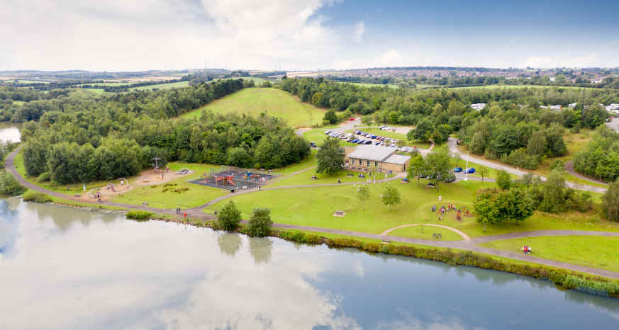 Poolsbrook Country Park showing lake and park